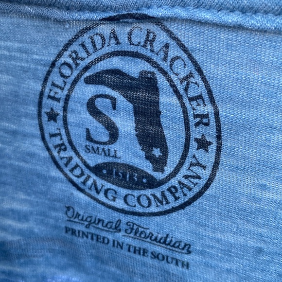 NWT Florida Cracker Trading Company T-shirt size S. Fish Camp Badge Vneck - Picture 7 of 14